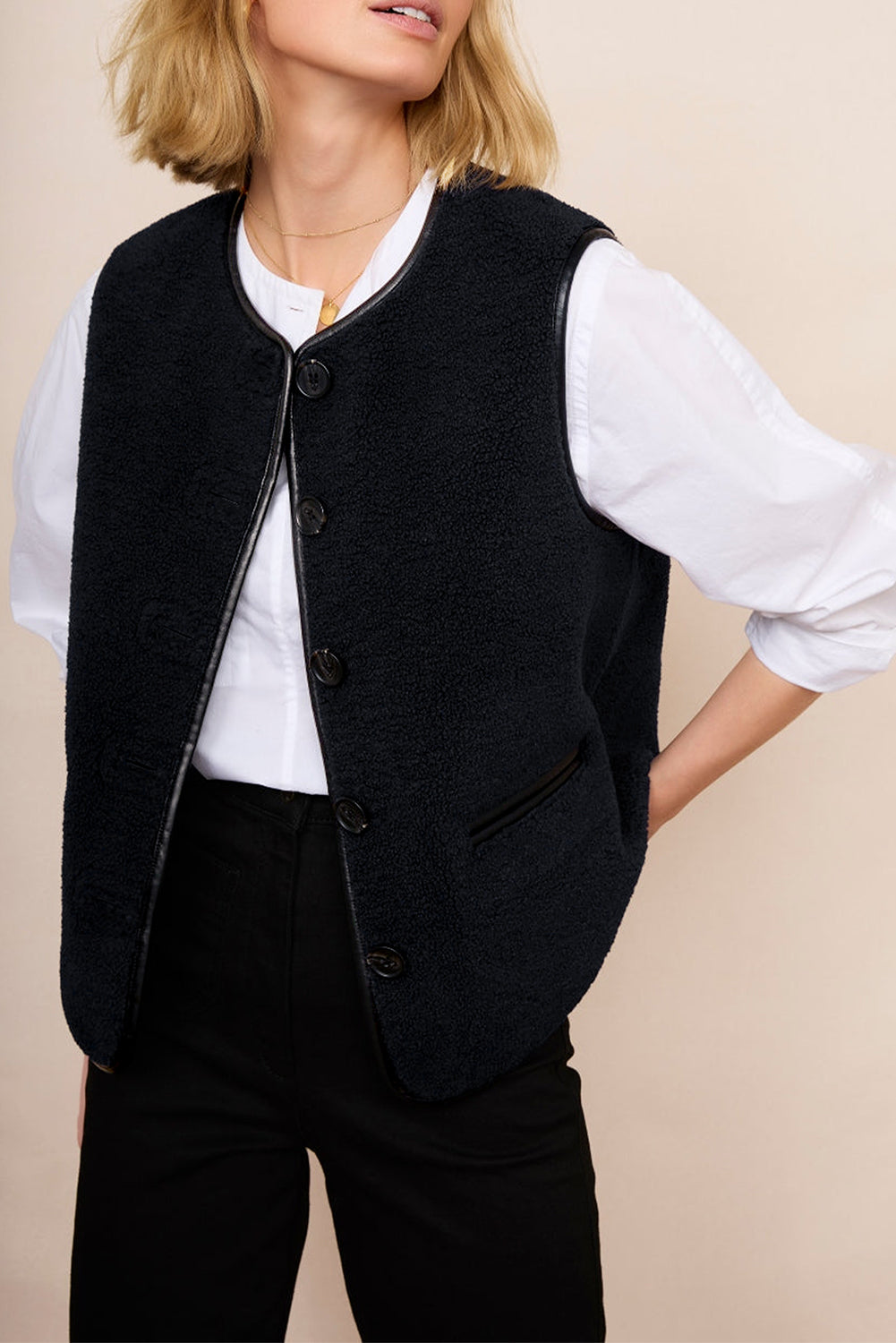 Strong fleece vest with contrasting side pockets in black leather