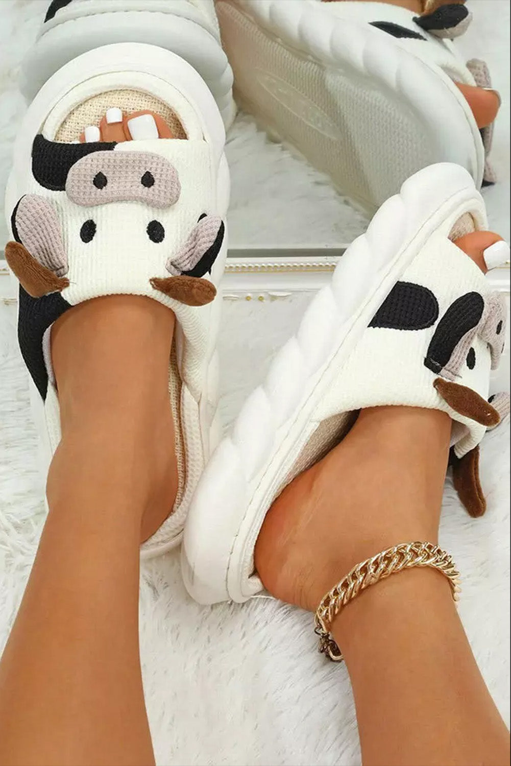 Patrón de vaca linda blanca zapatillas de punta abierta