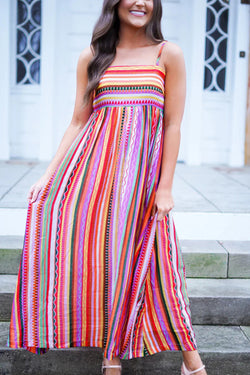 Vestido bohemio largo con correas delgadas y rayas multicolores, brotada hacia atrás