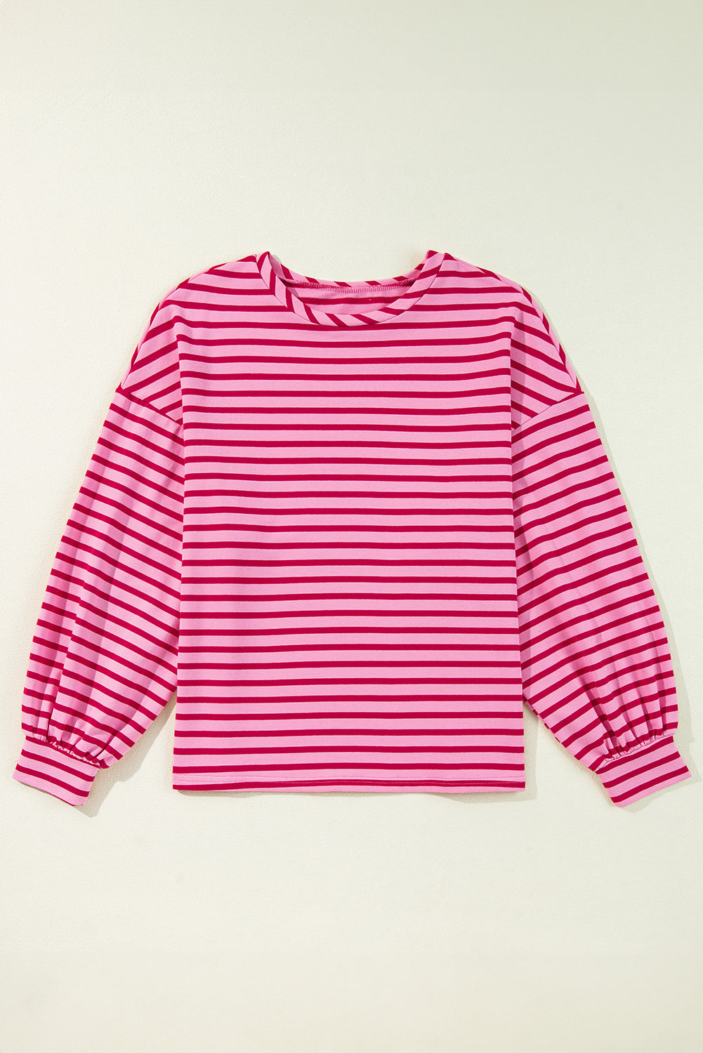 Llamativa sudadera rosa y cuello y hombros