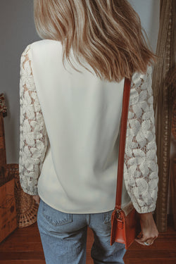 Festonneed white blouse with V * neckline