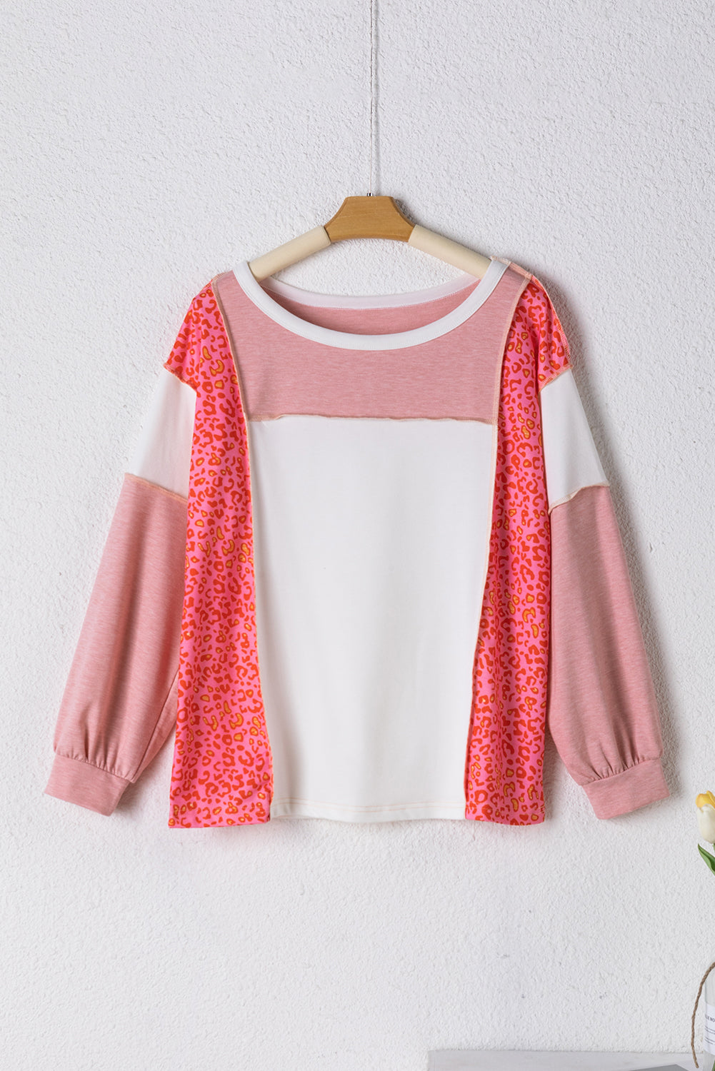 Top con costuras expuestas y patchwork en bloques de color de leopardo de Peach Blossom