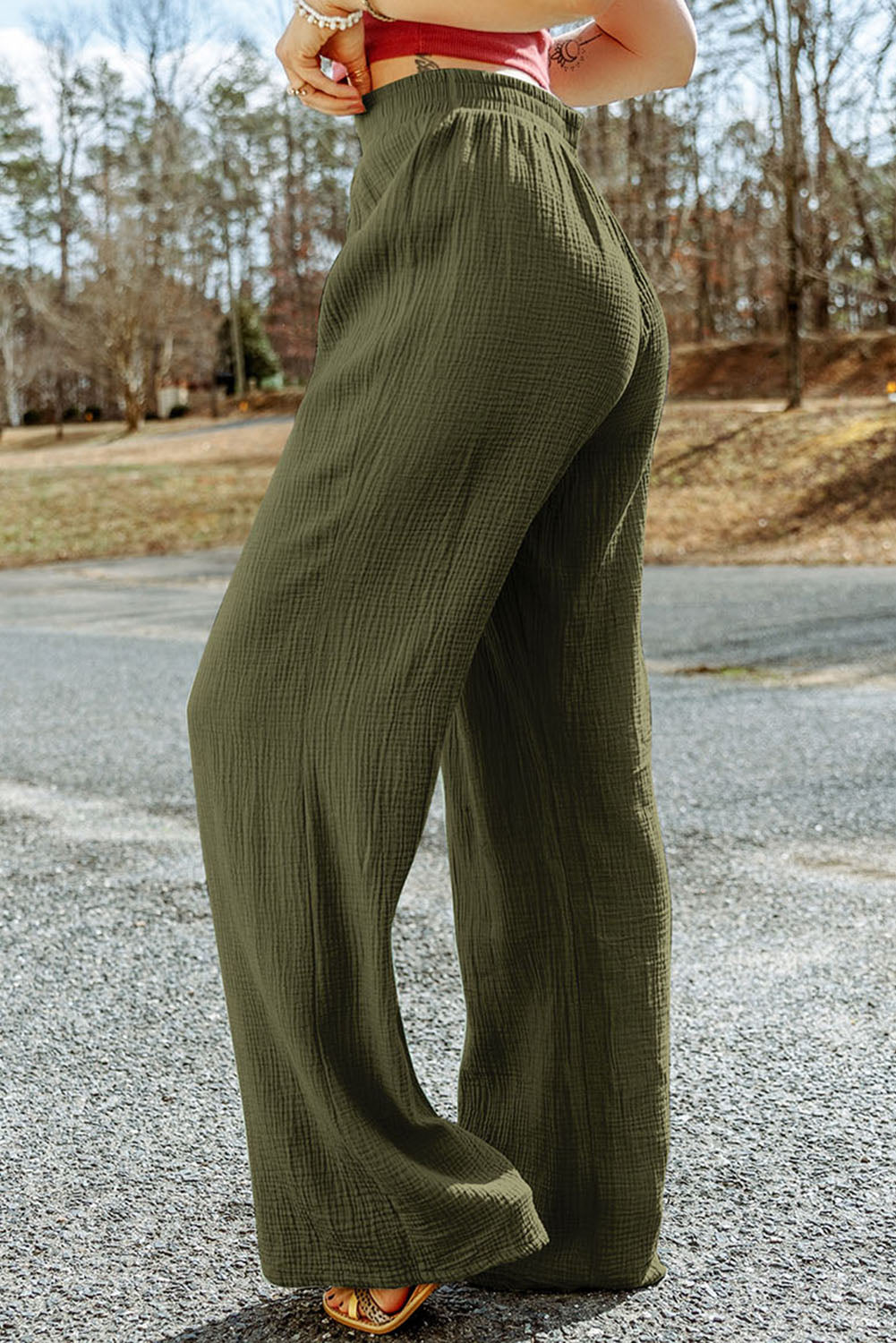 Pantalones anchos con textura arrugada verdes