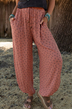 Grandes pantalones de trote con estampado floral bohemio rosa