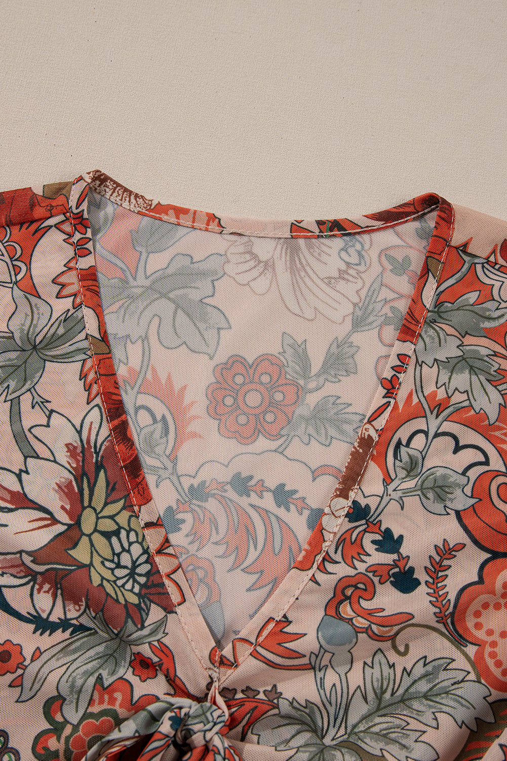 Blusa naranja con estampado floral y en v -neck con nudo y mangas de campana