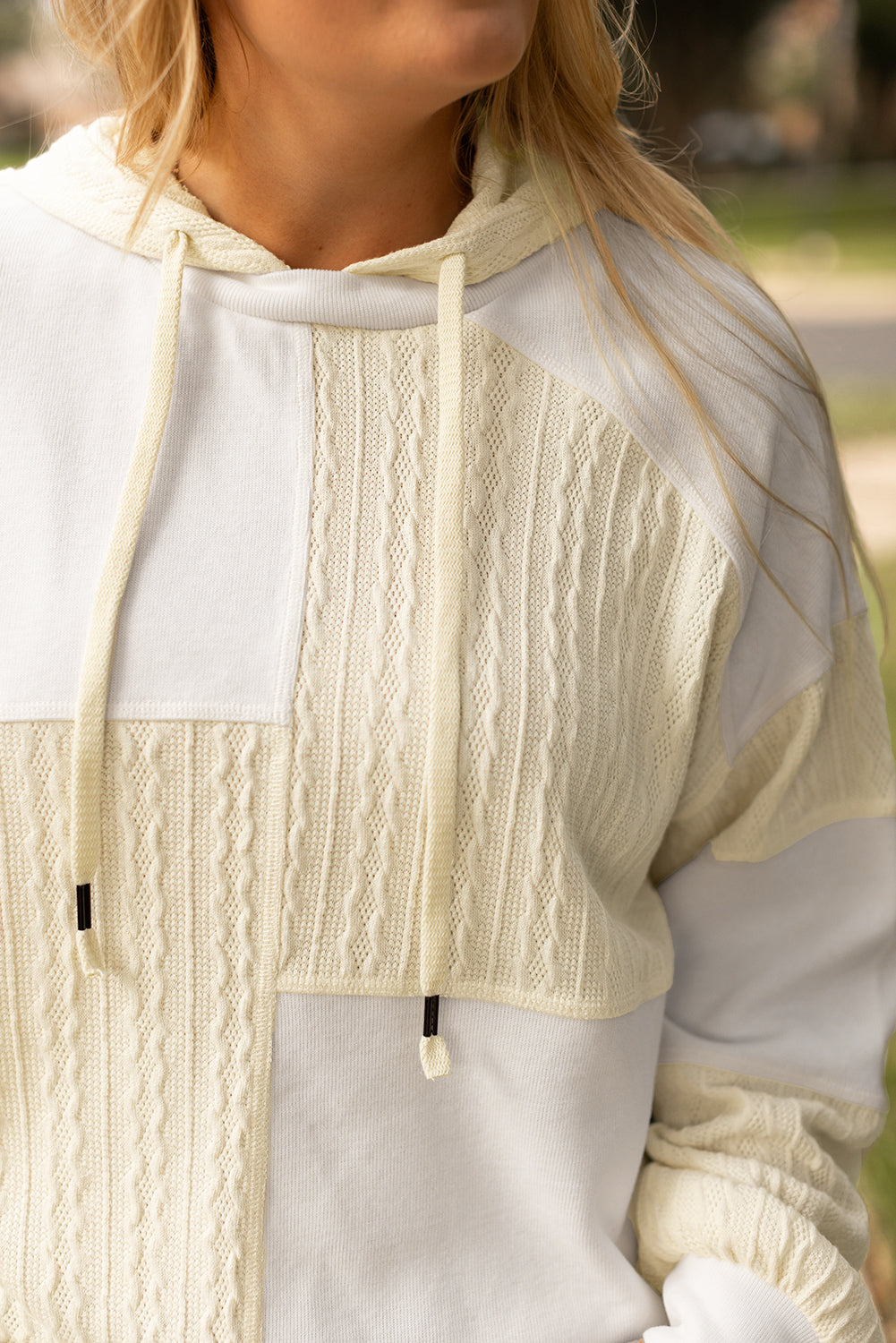 Sweat à capuche beige texturé patchwork à coutures apparentes grande taille