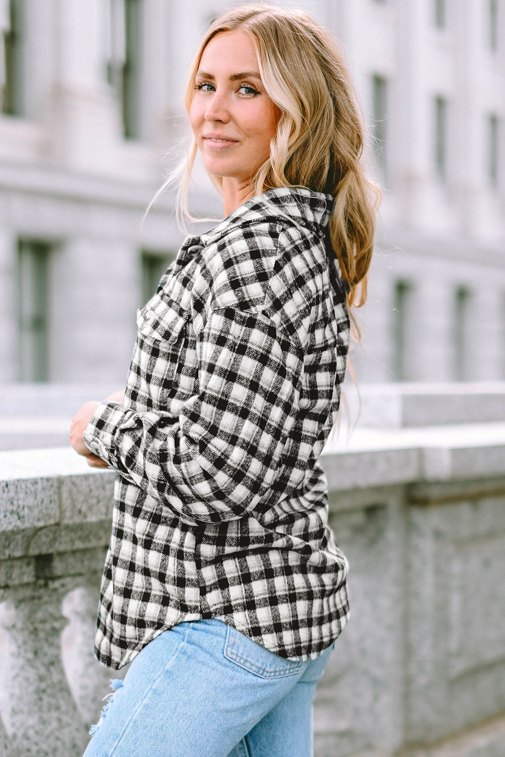 Chaqueta tipo túnica con botones y bolsillos en el pecho con estampado de cuadros negros