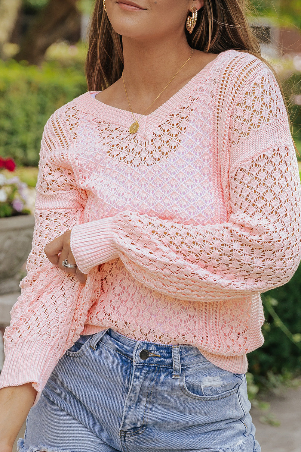 Rosa lose Pointeelle strickte gerippte V -Nackenpullover