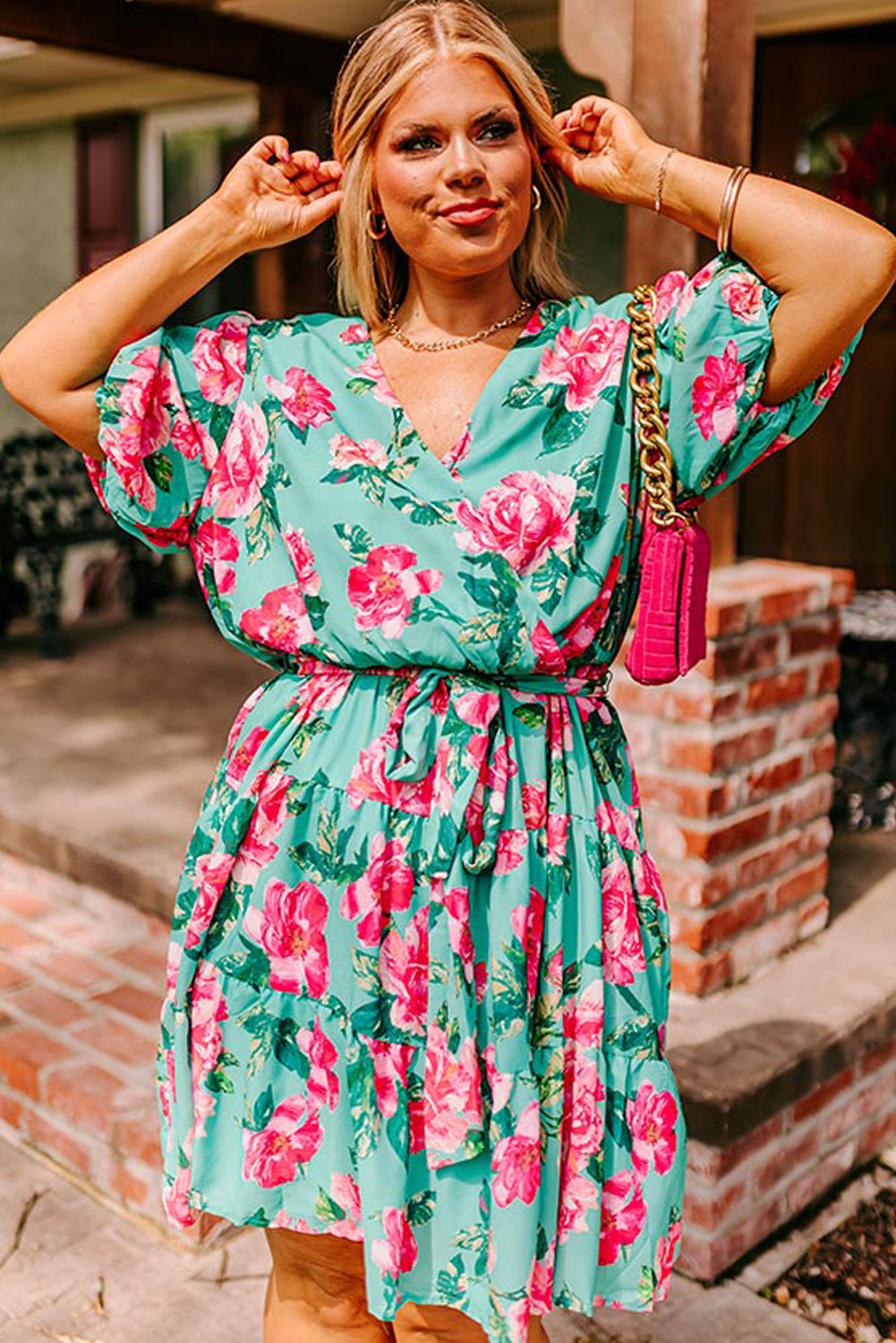 Vestido de talla grande con volantes y sobrepelliz de manga de burbuja floral verde