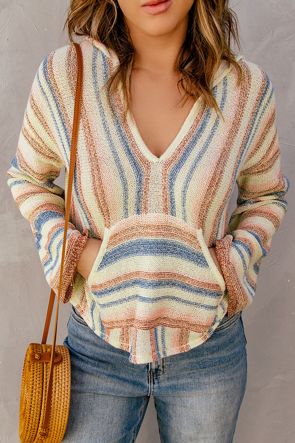 Pull à capuche en tricot rayé multicolore avec poche kangourou