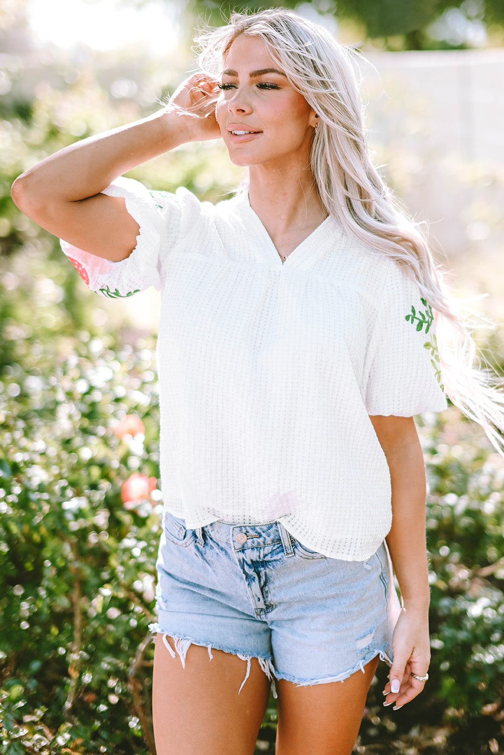 Blouse blanche à col de fleurs-A WOMAN WE LOVE
