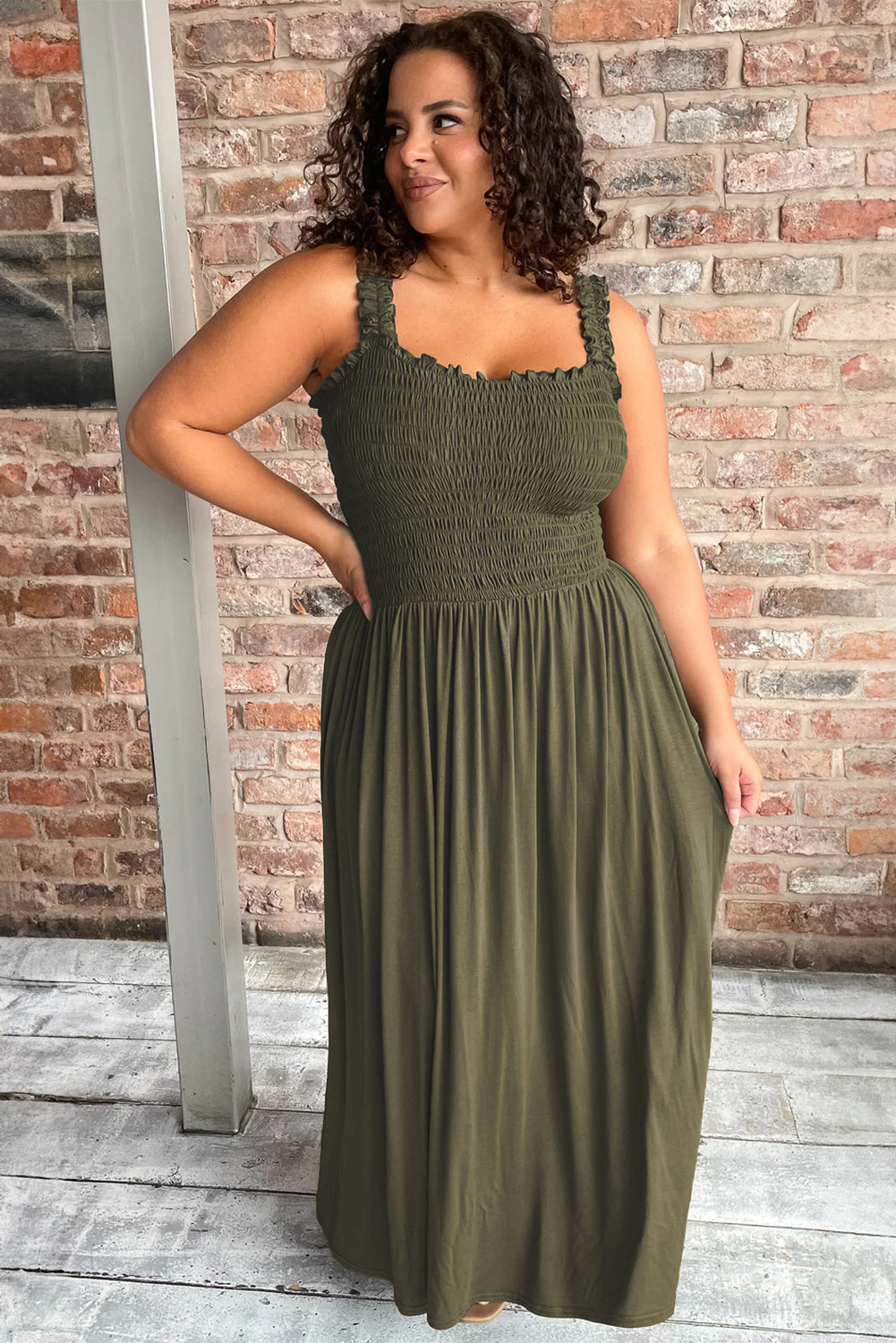 Robe longue vert jungle à buste froncé sans manches, grande taille