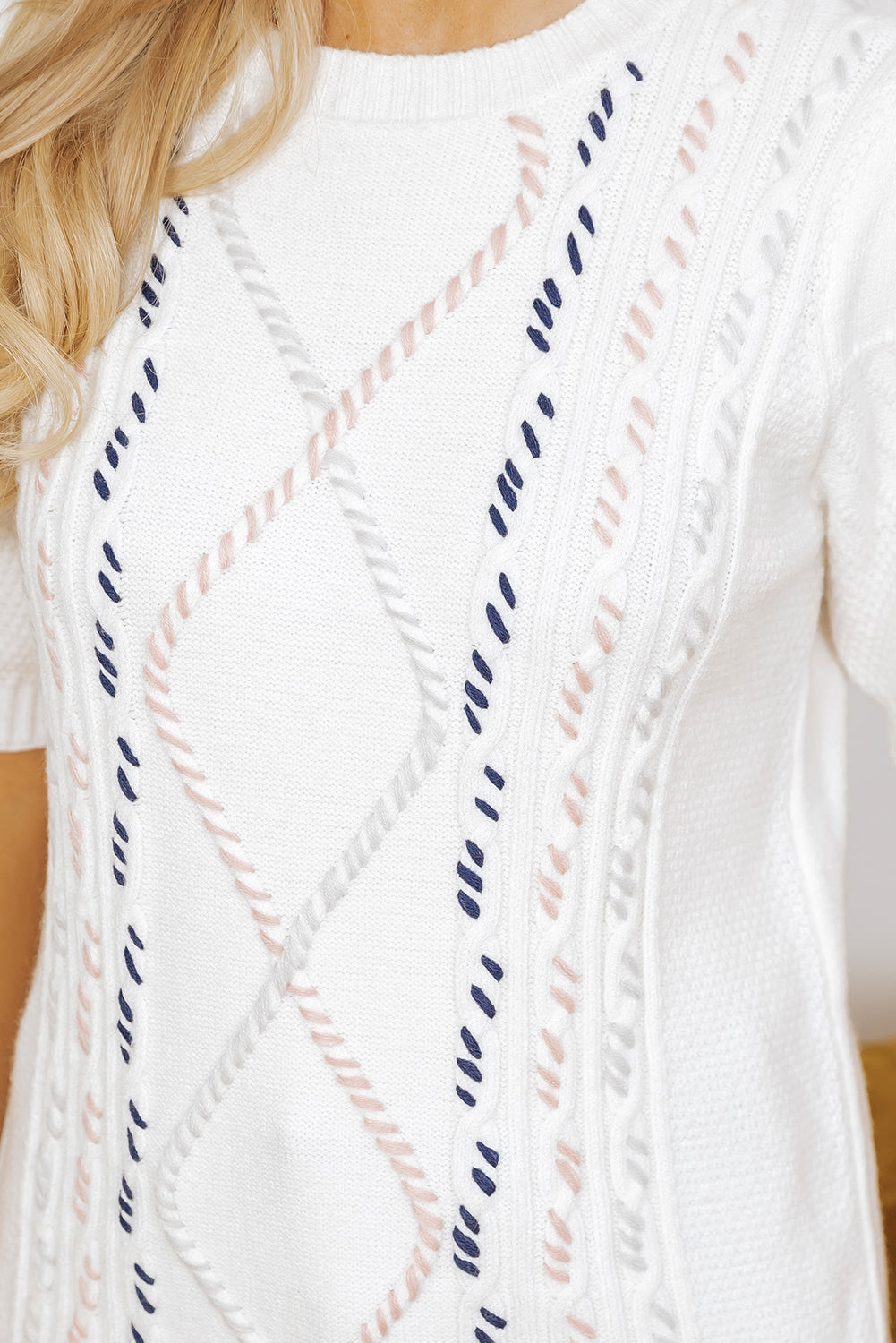 Pull blanc à manches courtes en tricot torsadé avec surpiqûres multicolores