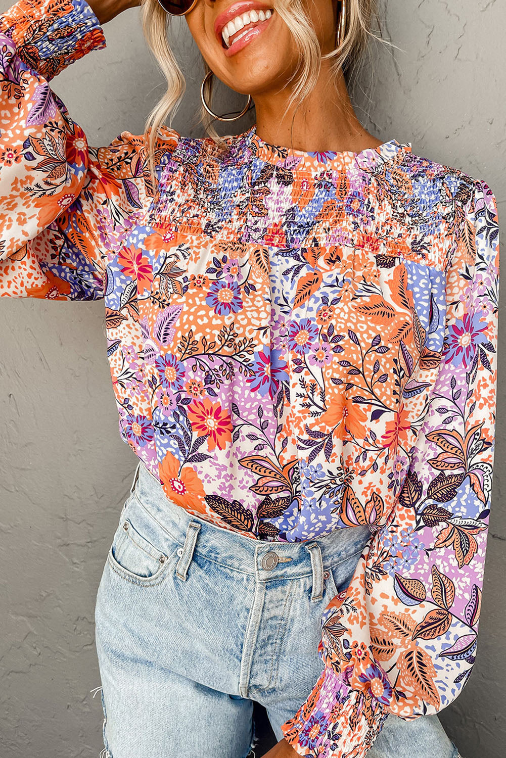 Blouse fleurie multicolore à manches évêque et col rond à volants