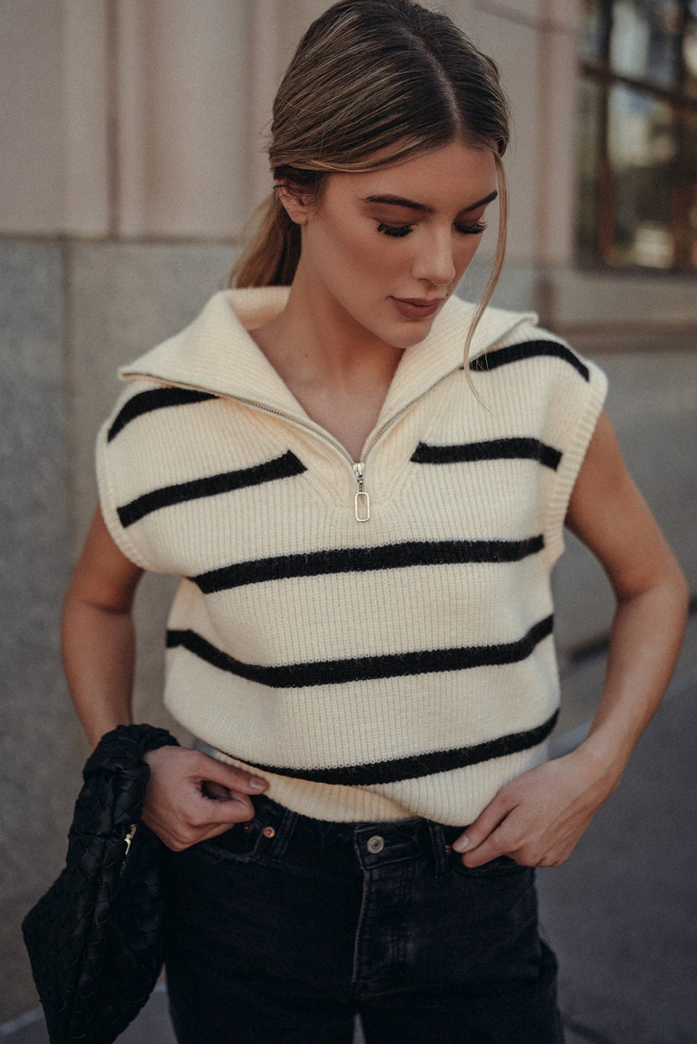 Haut en tricot à manches courtes et col zippé à rayures blanches