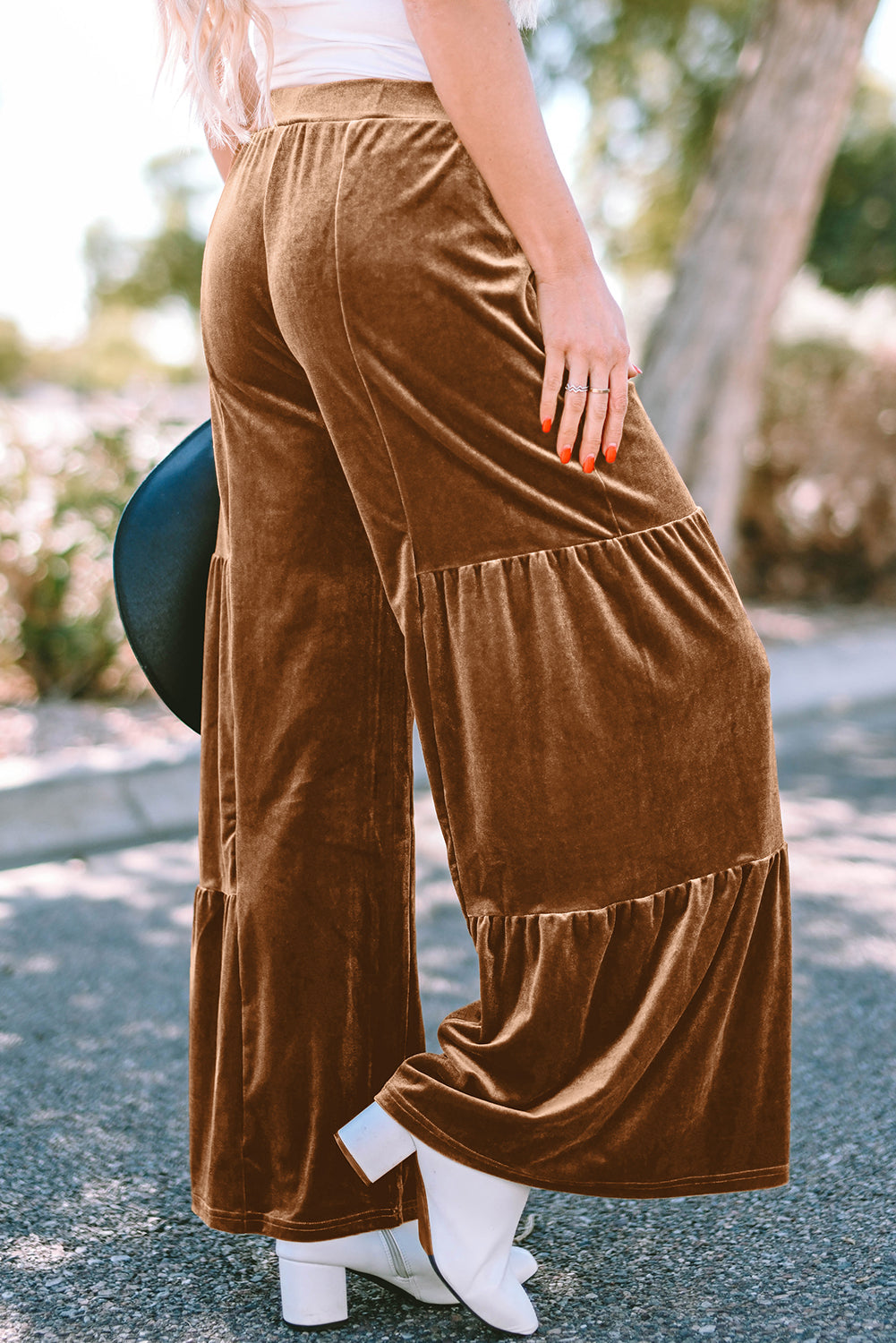 Pantalones castaños de terciopelo con pernera ancha y dobladillo con volantes