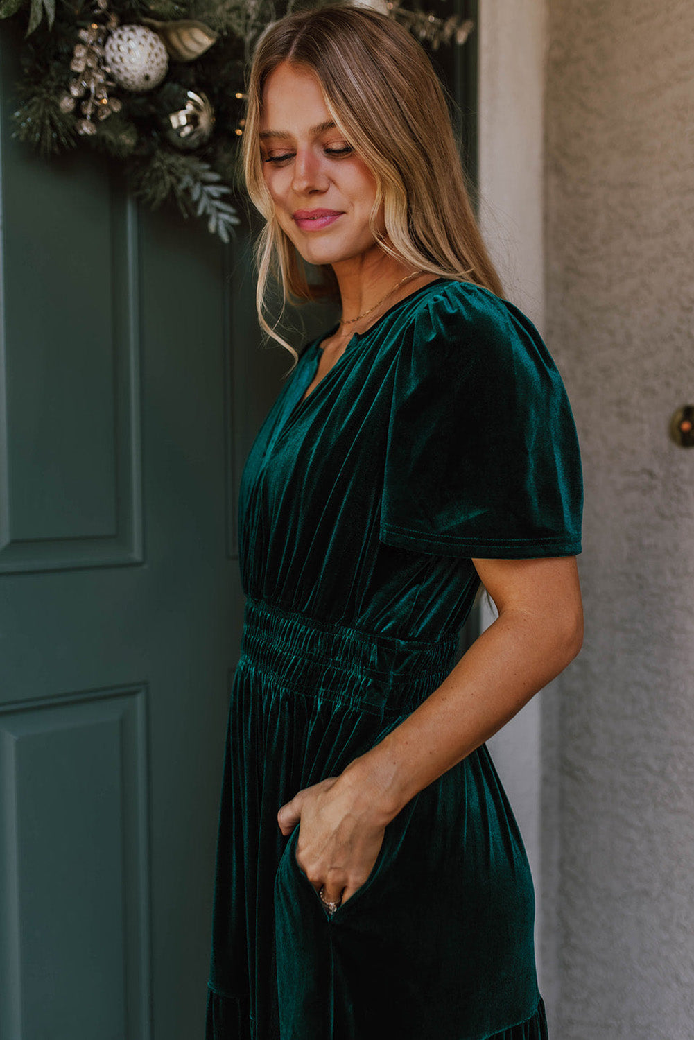 Robe longue Evergreen en velours à manches courtes et taille froncée à plusieurs niveaux