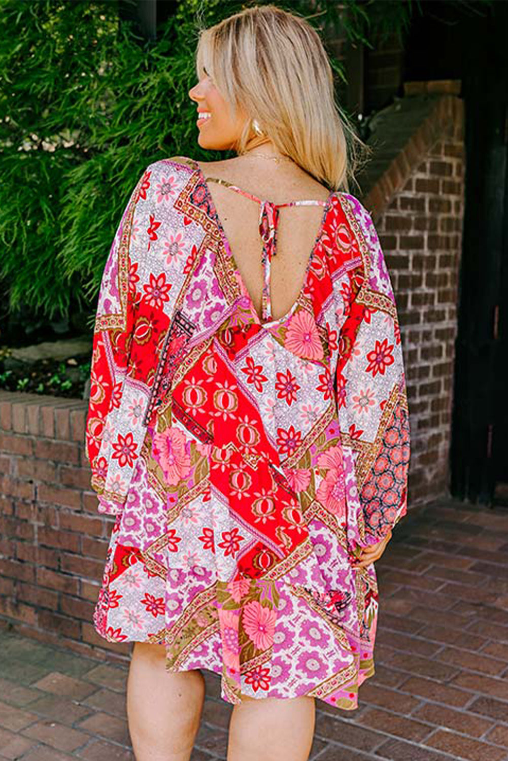 Robe de grande taille à fleurs mélangées roses, manches longues, col en V, lacets dans le dos évidé