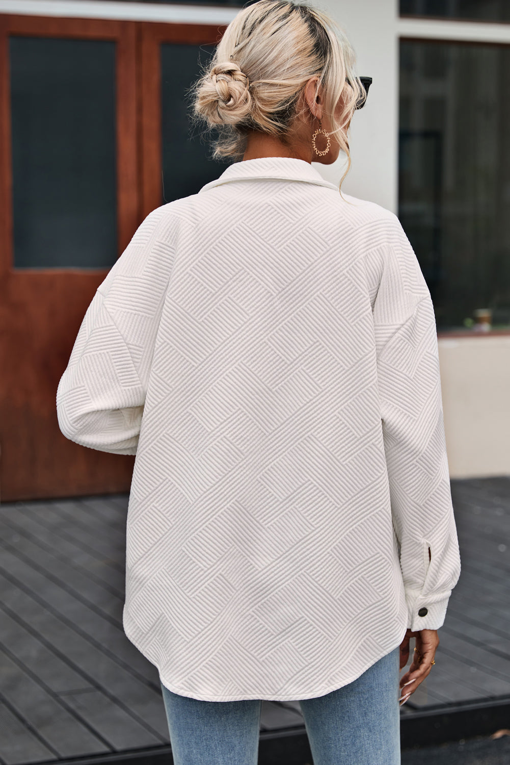 Pocket buttoned jacket with a plain textured flap
