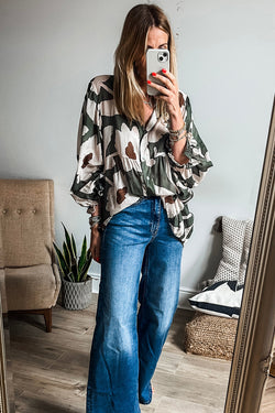 Half-bottom blouse with puffy sleeves and abstract floral print clover with four leaves