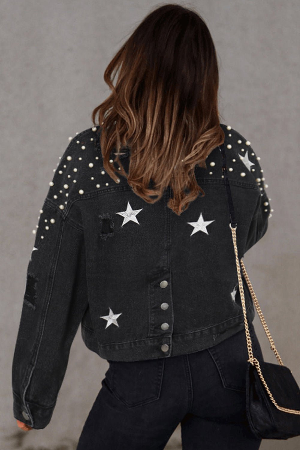 Chaqueta vaquera corta con estrella de perlas desgastadas negras