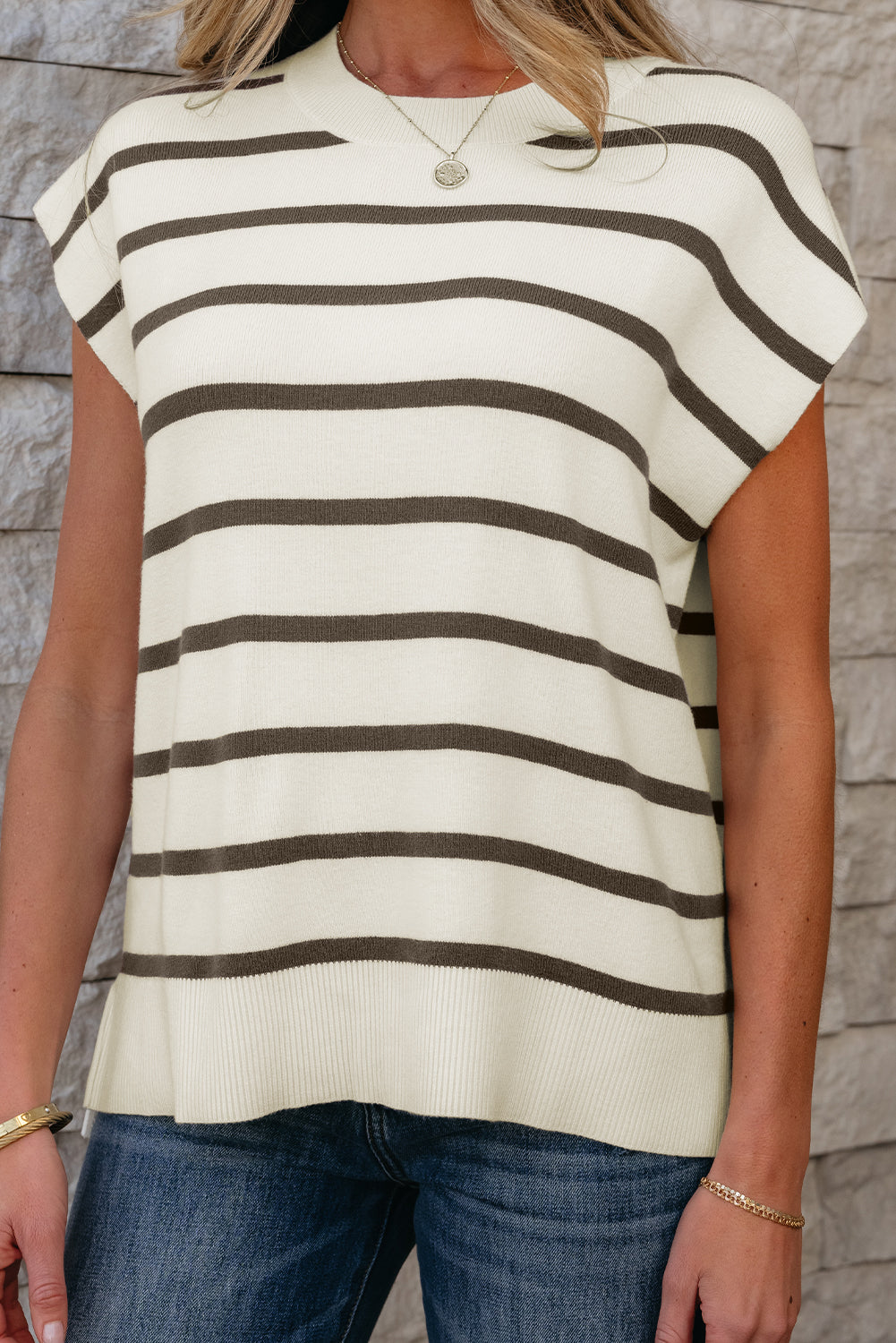 T-shirt with short sleeves and brown round collar with stripes and side slits
