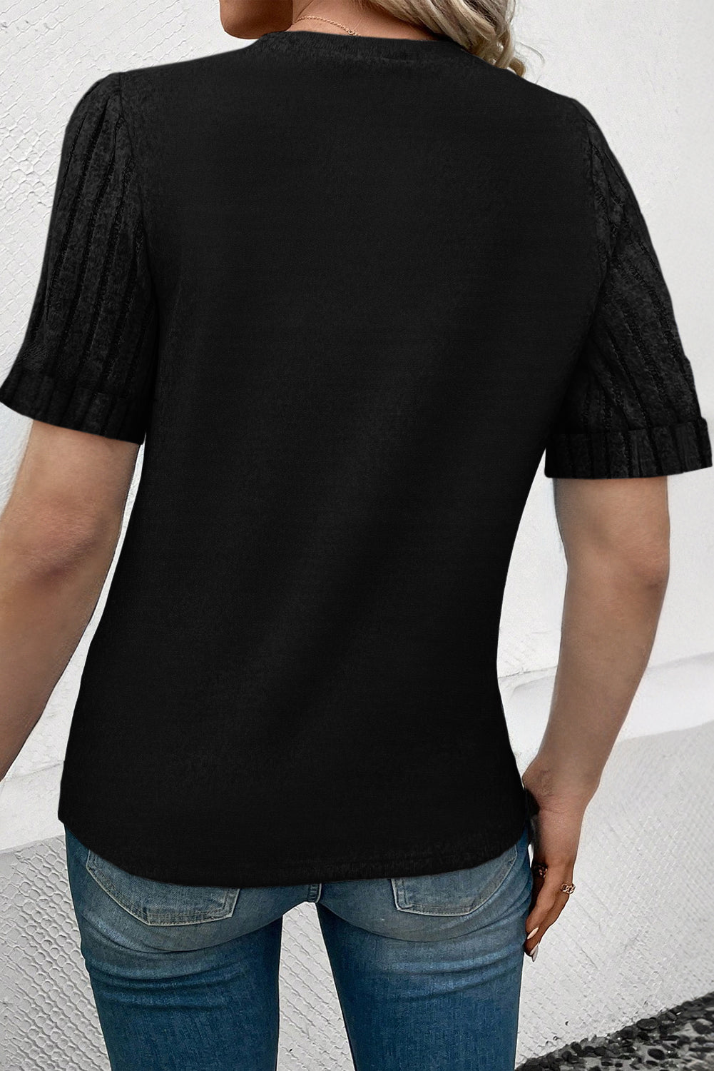 Black t-shirt with ribbed sleeves *