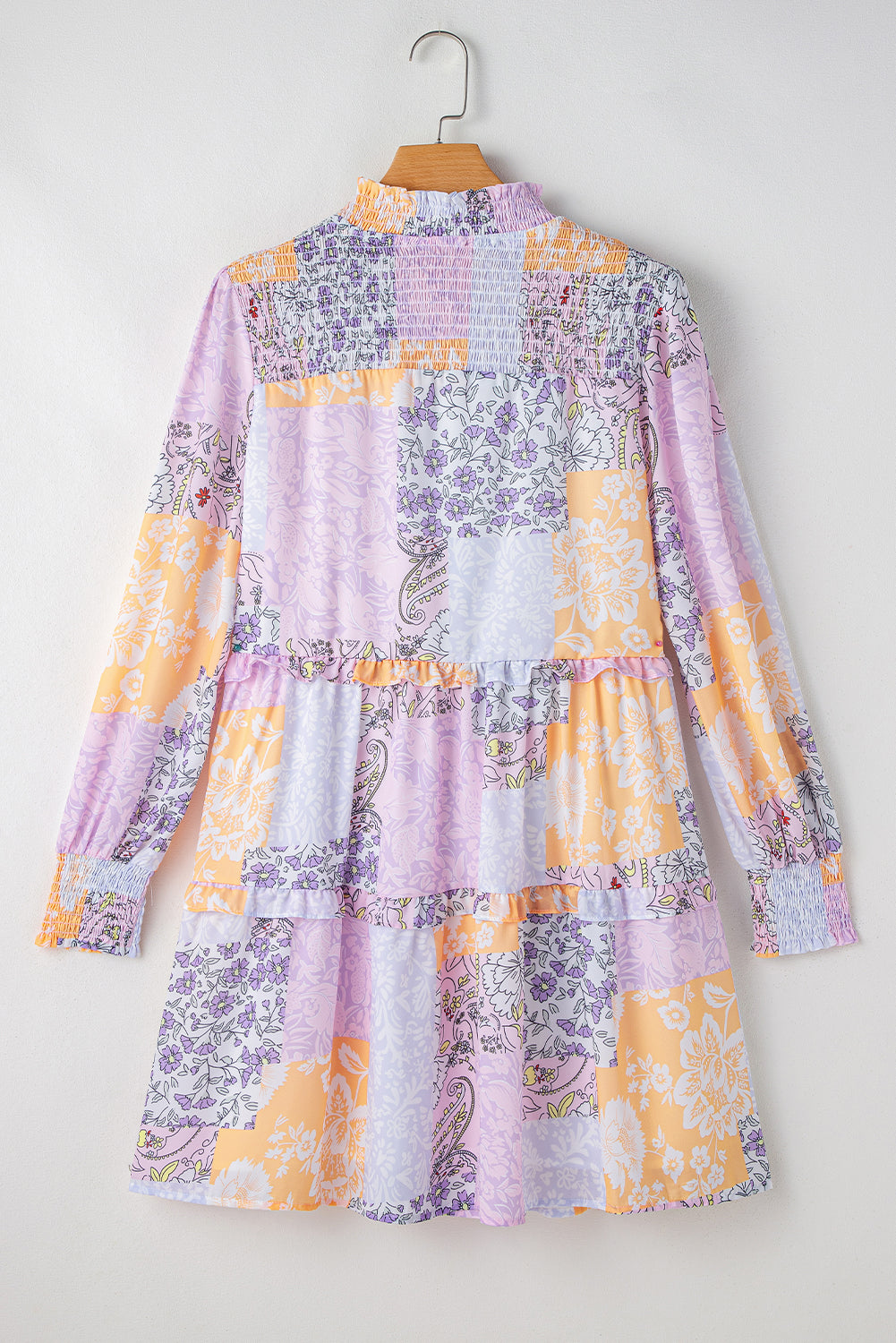 Robe multicolore à fleurs smockées, col montant, volants et manches bouffantes à plusieurs niveaux