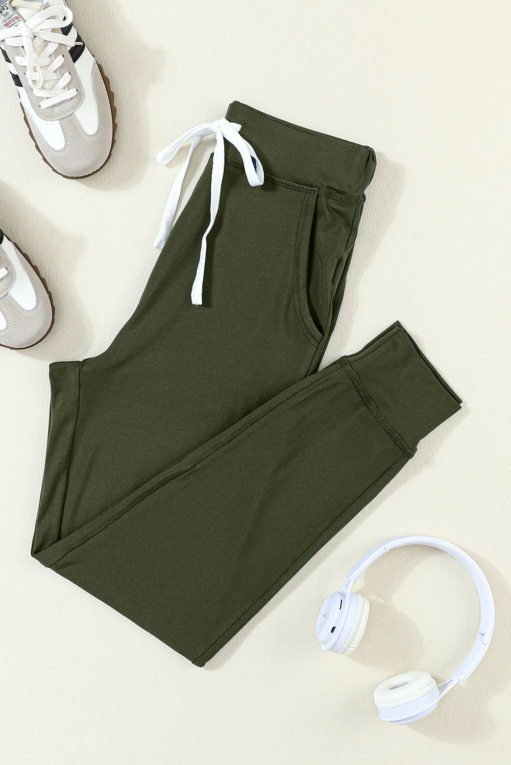 Joggers con bolsillos y cintura con cordón en verde musgo