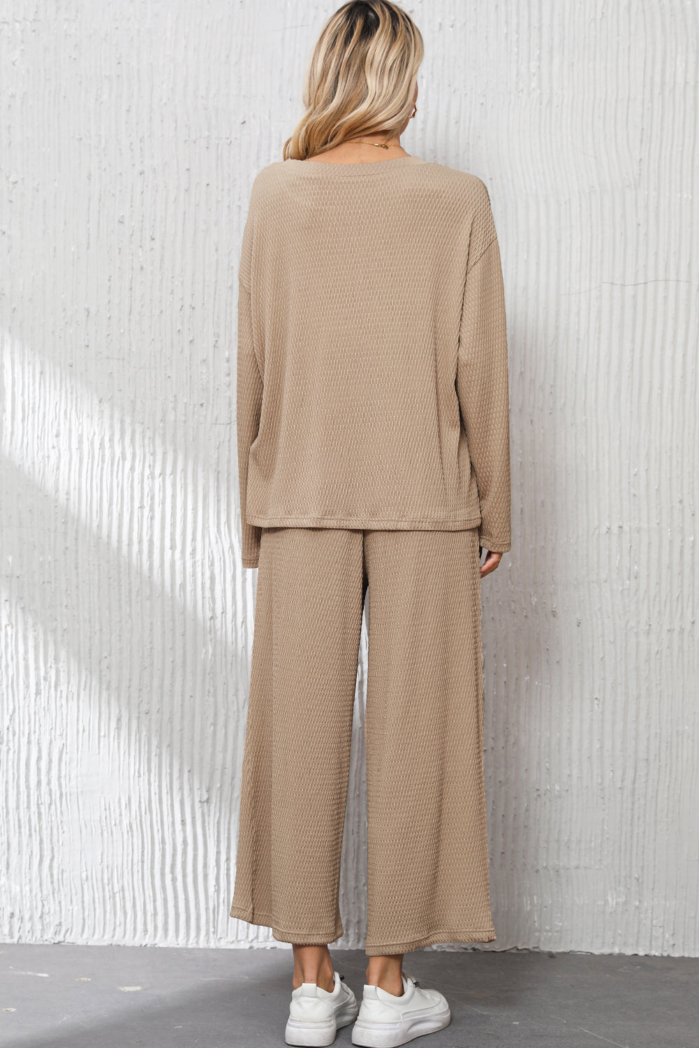 Tenue pull ample texturé et pantalon gris fumée