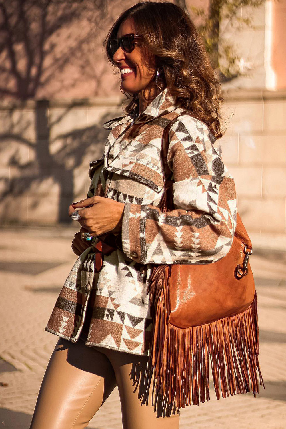 Chaqueta de bolsillo de colgajo de estampado de estampado marrón azteca