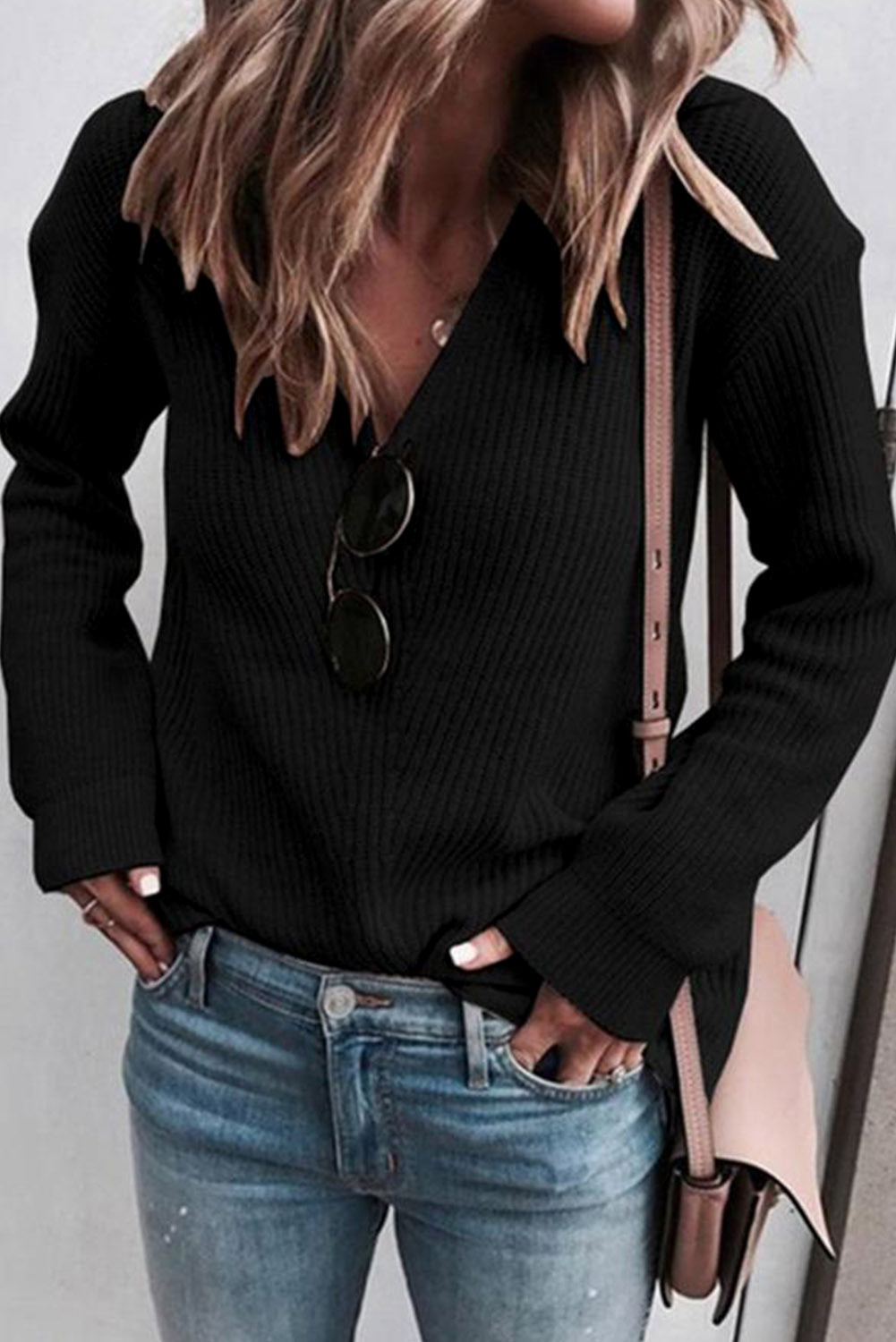 Pull noir en maille côtelée à col en V