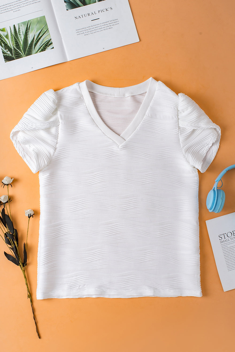 White high with short sleeves and tight -colored V -collar collar