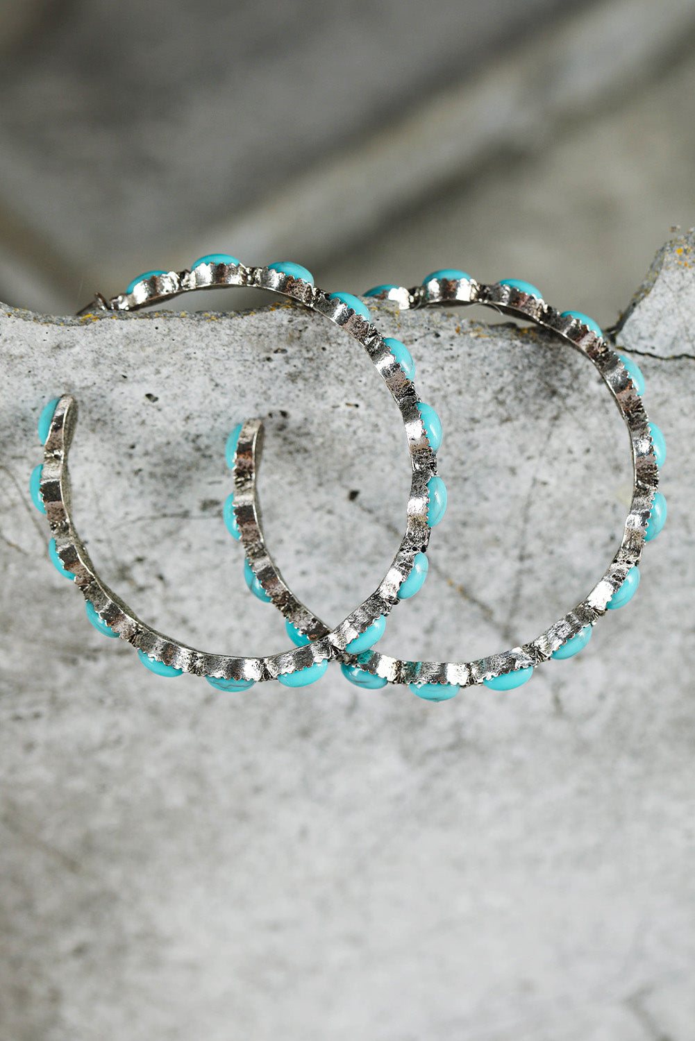 Retro -shaped C -shaped earrings with inlays of sky blue precious stones