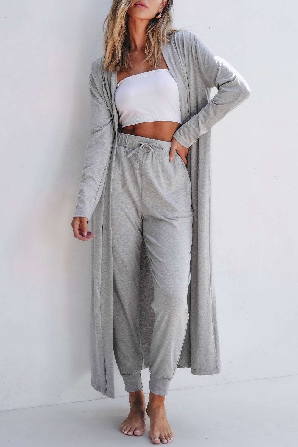 Ensemble de salon avec cardigan long fendu et pantalon slim gris clair