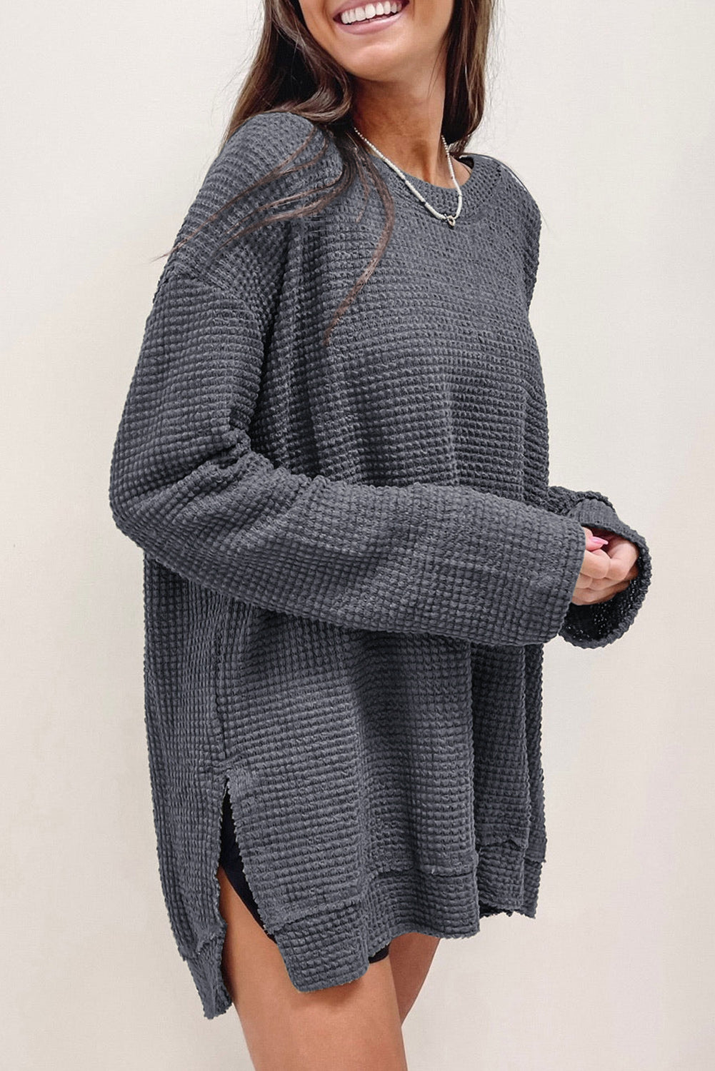 Haut oversize gris en tricot gaufré à fentes hautes