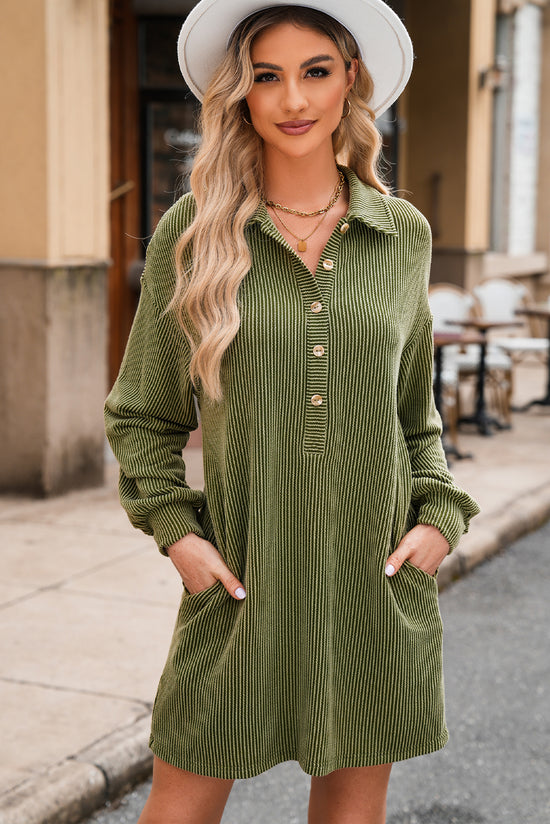 Straight dress with collar and dropped shoulders with buttons and button placket in moss green