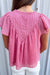 Blusa en una gasa flotante rosa con textura rosa animado con cuello dividido y mosaico