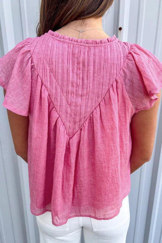 Blusa en una gasa flotante rosa con textura rosa animado con cuello dividido y mosaico