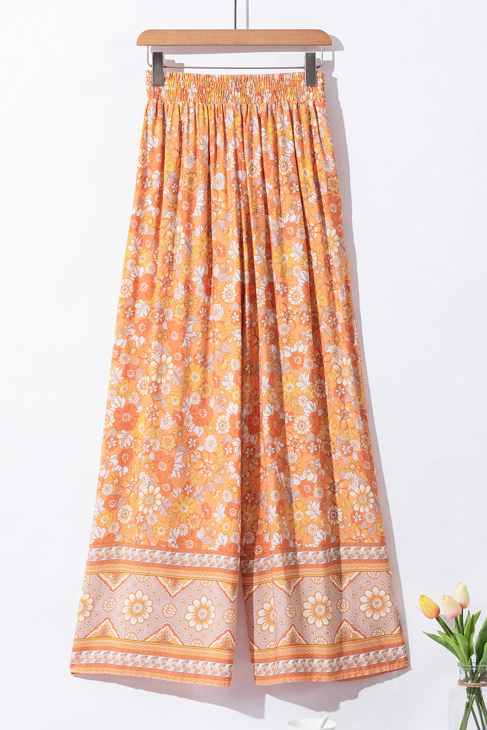 Pantalones anchos con estampado floral bohemio y cintura anudada en naranja pomelo