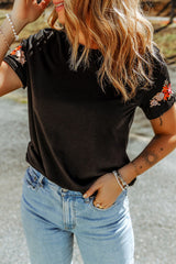 Black T-shirt with short sleeves and round neck embroidered with flowers