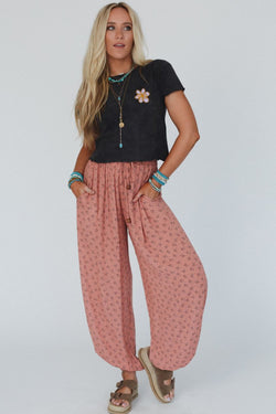 Grandes pantalones de trote con estampado floral bohemio rosa