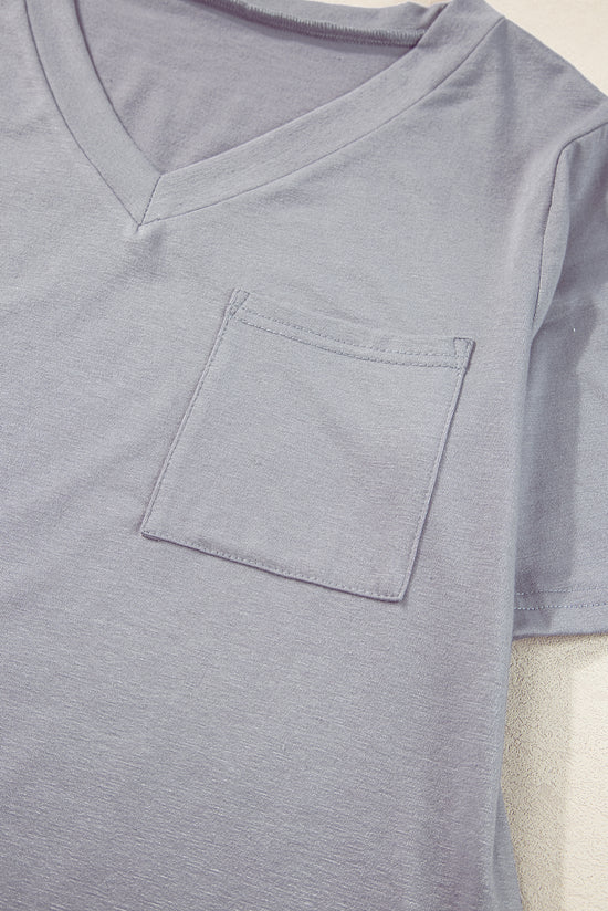 Medium gray t-shirt with clar in V and rounded hem with pockets