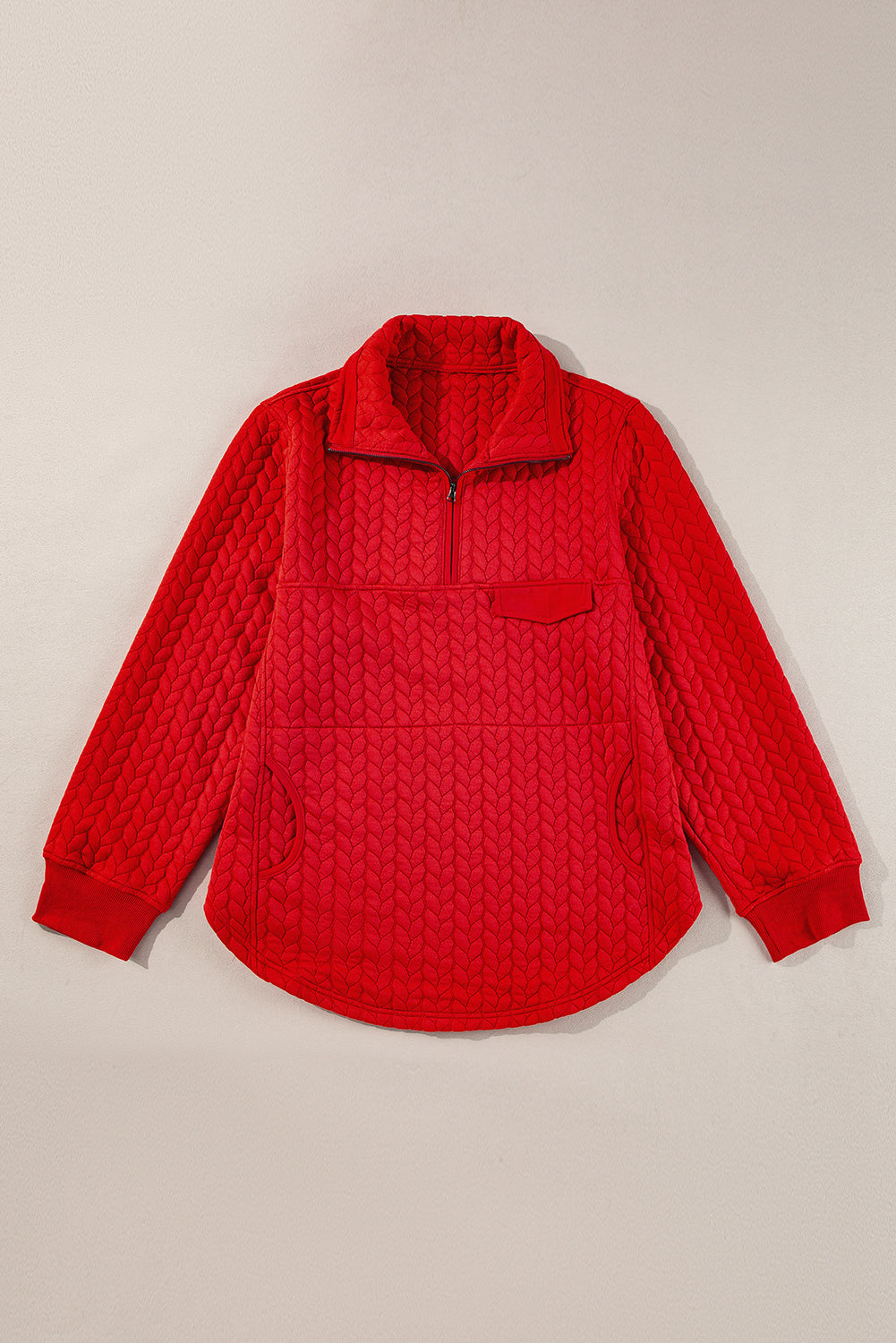 Pull texturé torsadé rouge tomate avec poche zippée sur un quart, grande taille