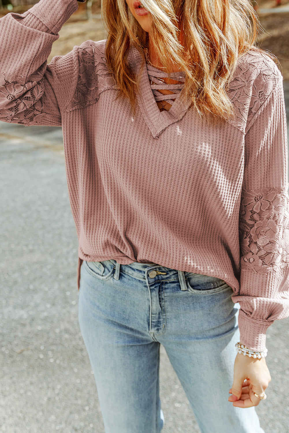 Top de manga larga con cuello en V y tiras de patchwork tipo gofre de encaje rosa