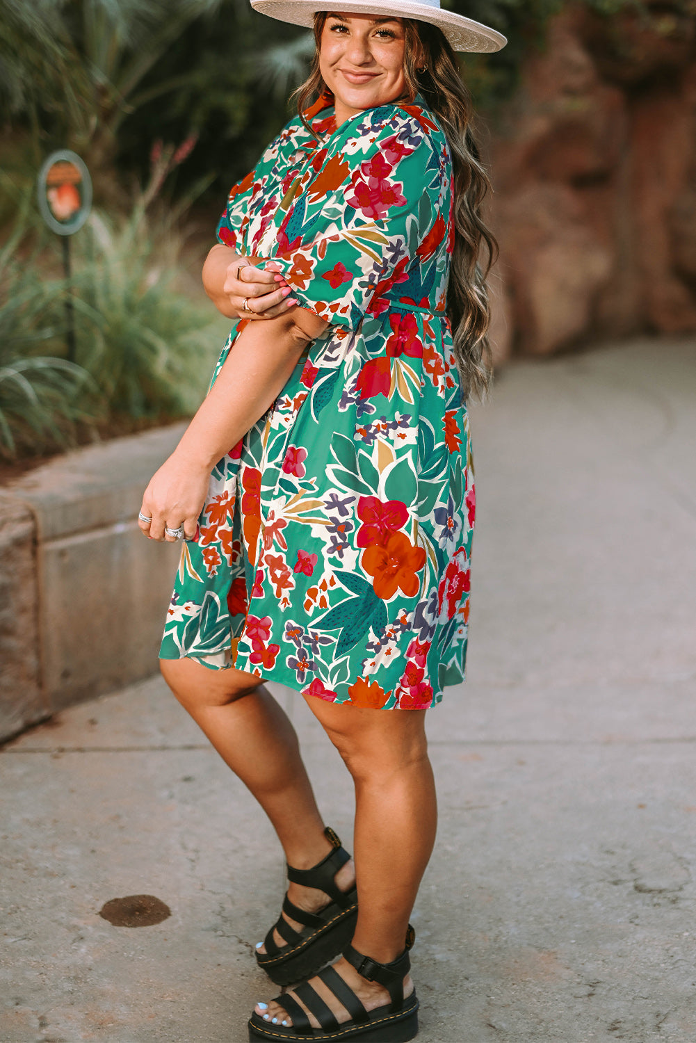 Vestido babydoll con cuello anudado y manga abullonada con estampado floral de talla grande en azul cielo