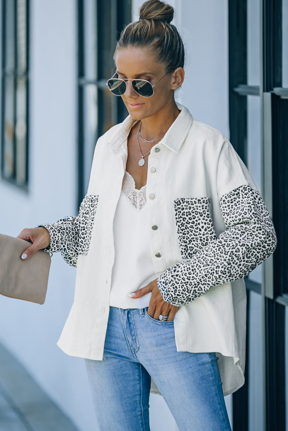 Weißer Kontrast Leopard -Denimjacke