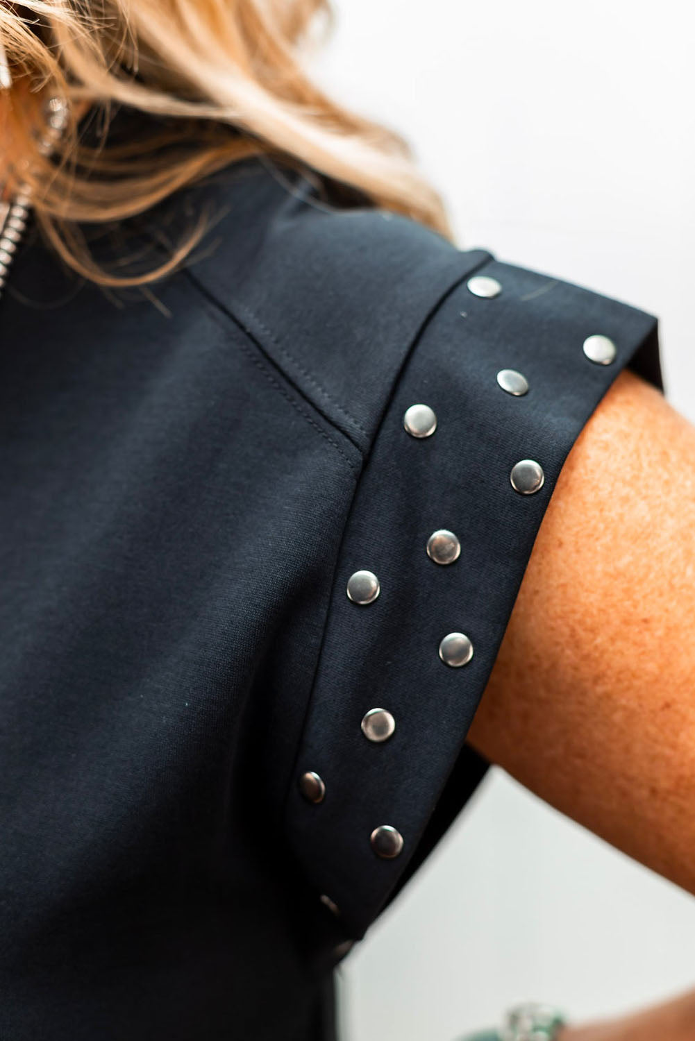 Vestido estilo camiseta negro con manga casquillo y tachuelas de talla grande