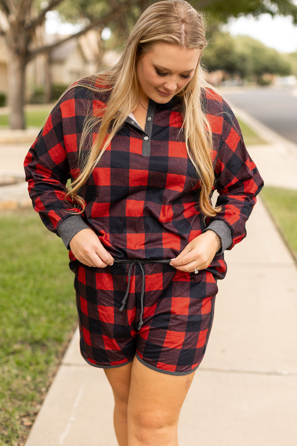 Fiery Red Christmas Buffalo Stampa Henley Top e Shorts Plus Times Set