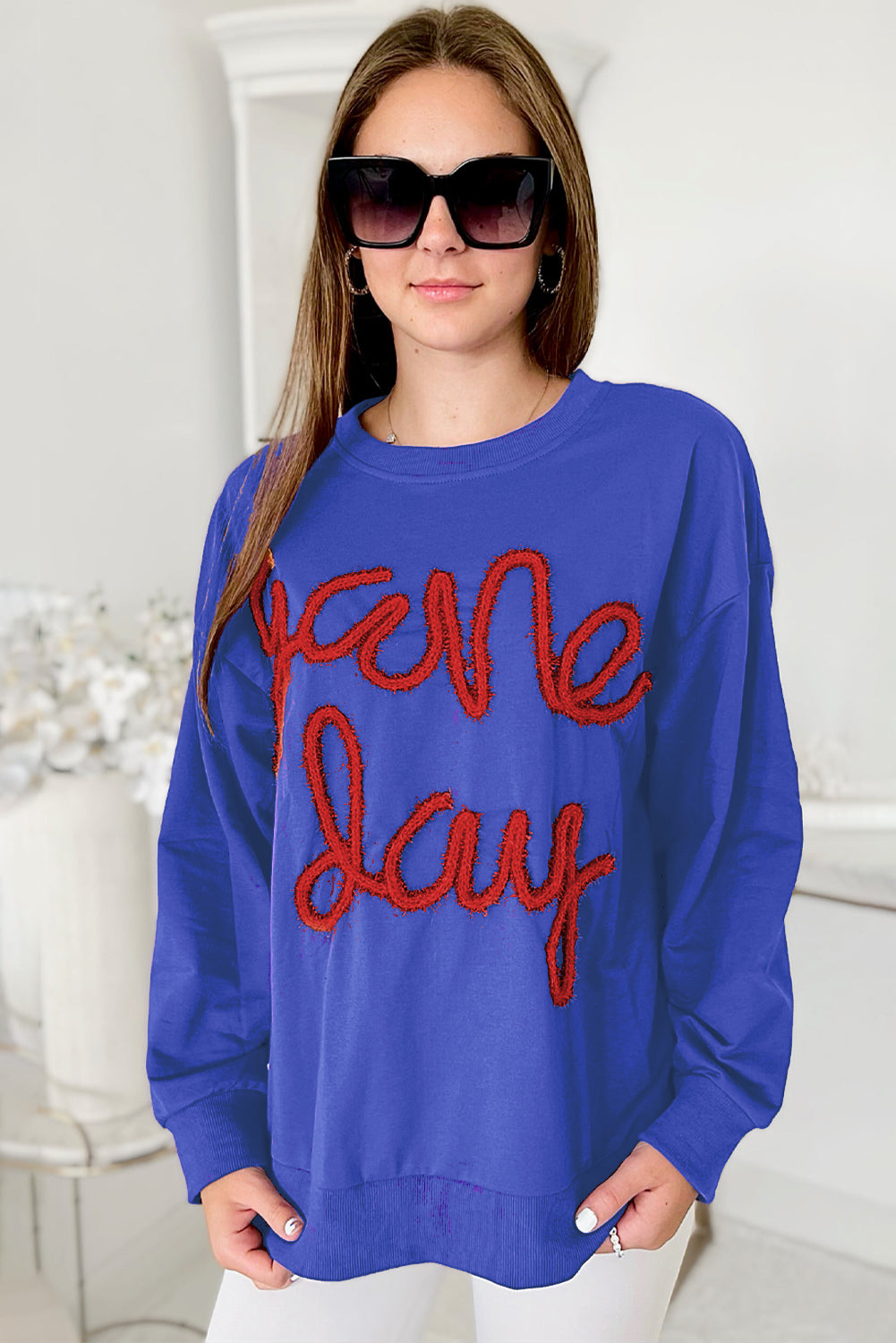 Sweat-shirt graphique bleu foncé Tinsel Game Day à épaules tombantes